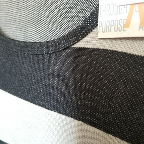 XS Lularoe Classic Tee - Picture 3 of 3